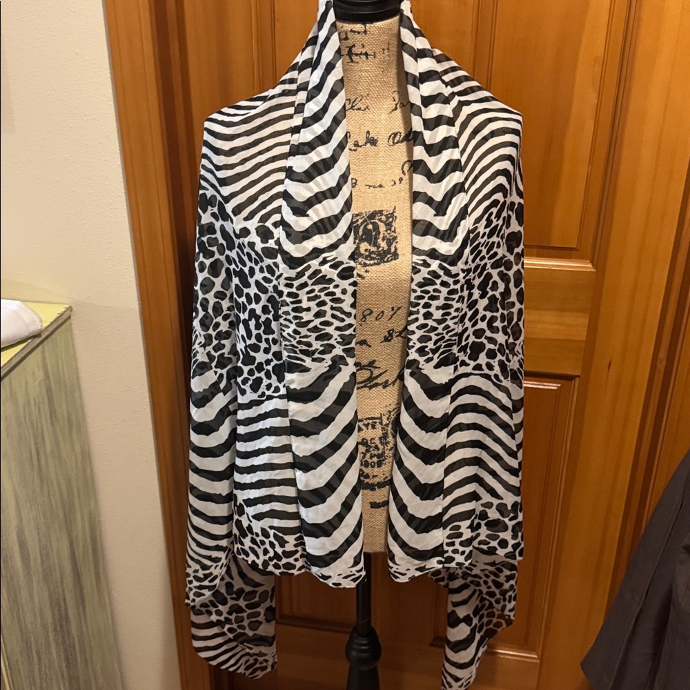 Fattorsetta Made in Italy Animal Print Shawl/Scarf/Wrap in excellent condition